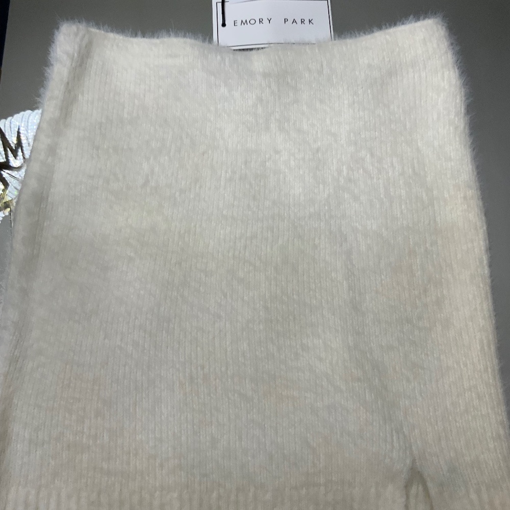 Emory Park white fuzzy skirt, size medium